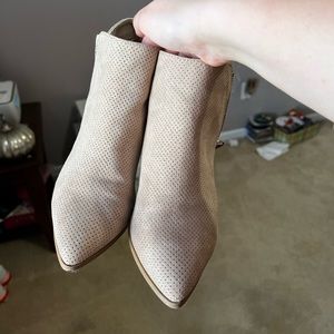 Cute Cupid pointed toe booties!